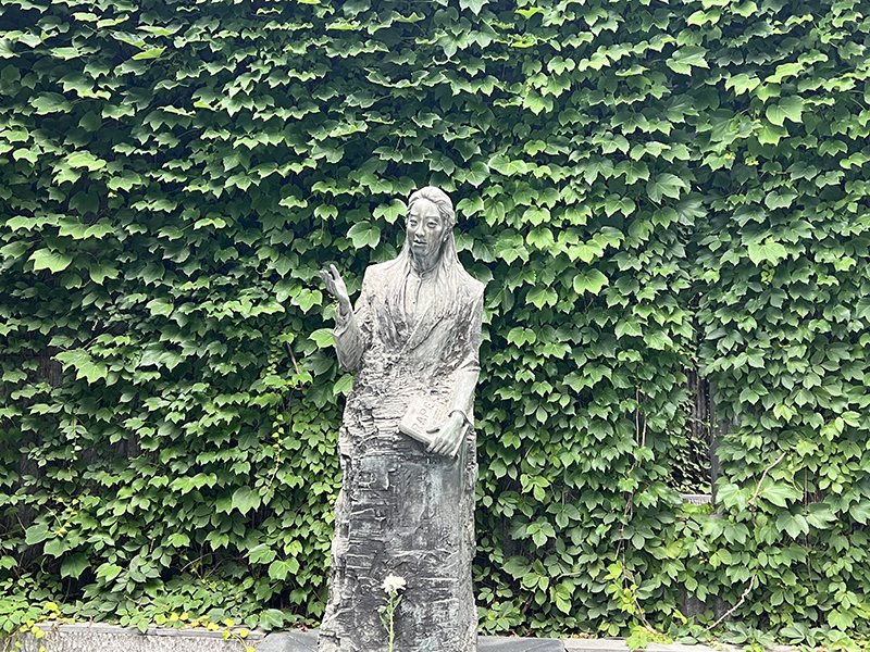 南京大屠杀纪念馆内张纯如铜像